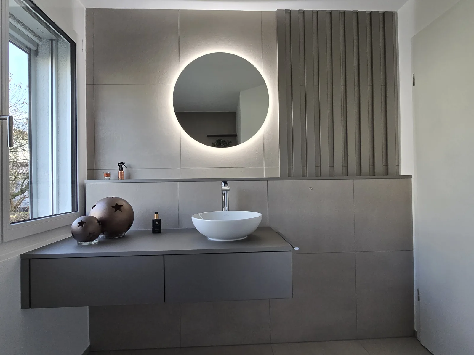 Modernes Bad mit Spiegel und Lavabo - Realisiertes Projekt von Hugentobler