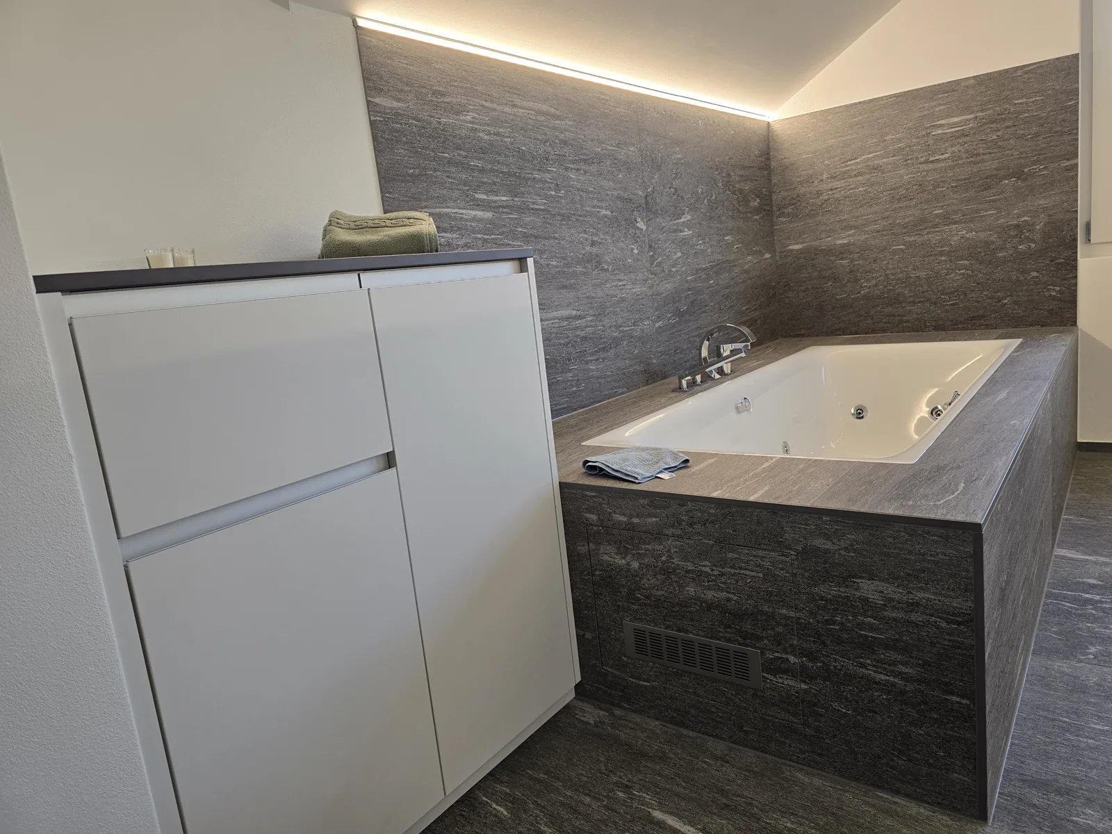 Modernes Bad mit Whirlpool-Wanne und LED-Lichtleiste - Realisiertes Projekt von Hugentobler