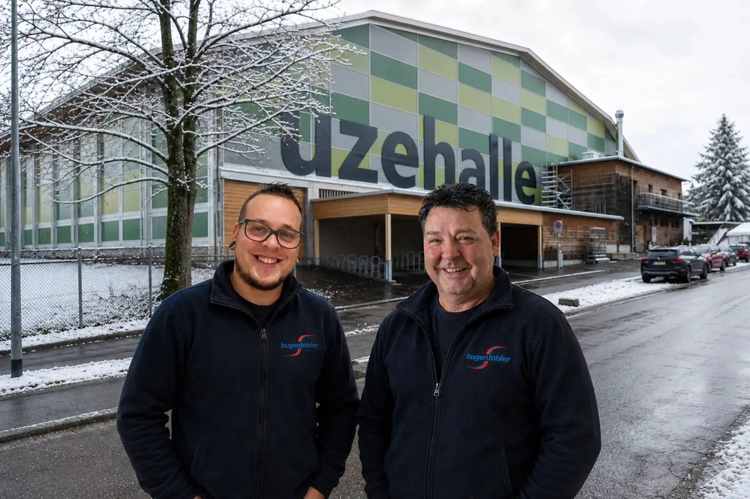 René und Remo Hugentobler vor der Uzehalle in Uzwil