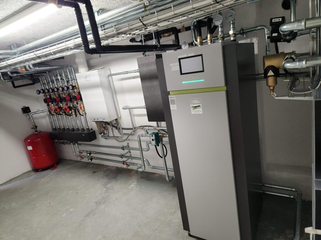 Fördergesuch Wärmepumpe Antrag – von der René Hugentobler AG installierte Wärmepumpe im Technikraum