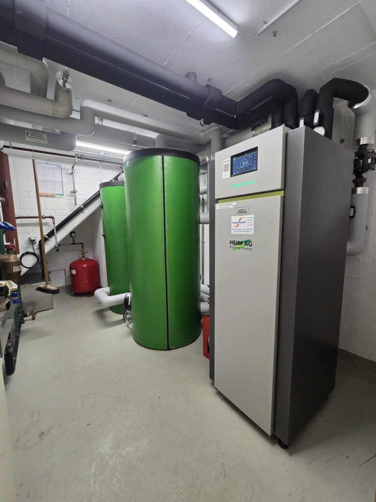 Förderung Wärmepumpe Appenzell – von der René Hugentobler AG installierte Wärmepumpe mit Pufferspeicher im Technikraum
