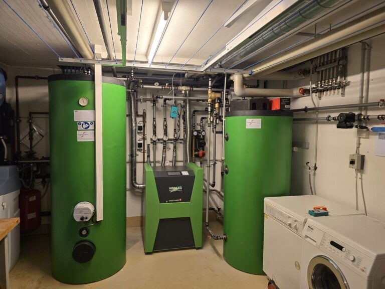Förderung Wärmepumpe Thurgau – von Hugentobler installierte Sole-Wasser-Wärmepumpe (Erdwärme) im Technikraum