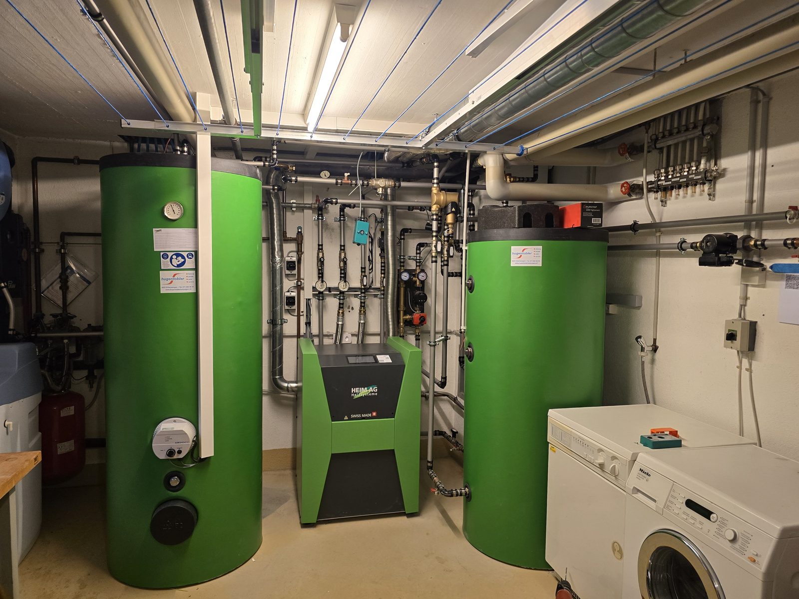Förderung Wärmepumpe Thurgau – von Hugentobler installierte Sole-Wasser-Wärmepumpe (Erdwärme) im Technikraum