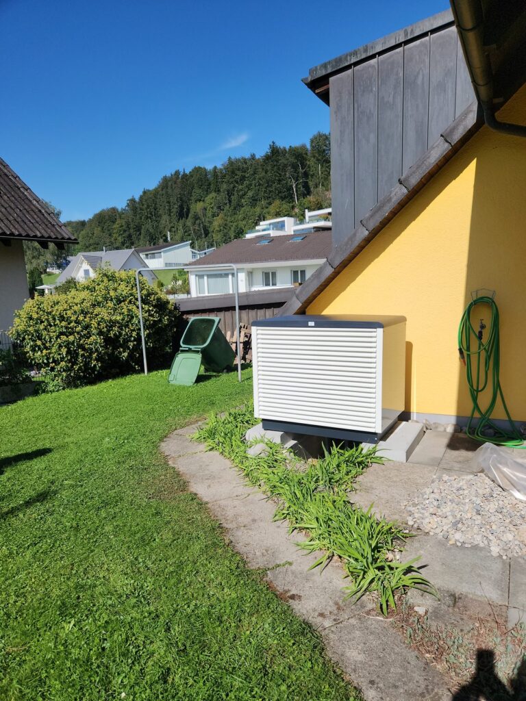 Klimaprämie Schweiz Wärmepumpe – Aussengerät einer Luft-Wasser-Wärmepumpe nach Ersatz einer fossilen Heizung