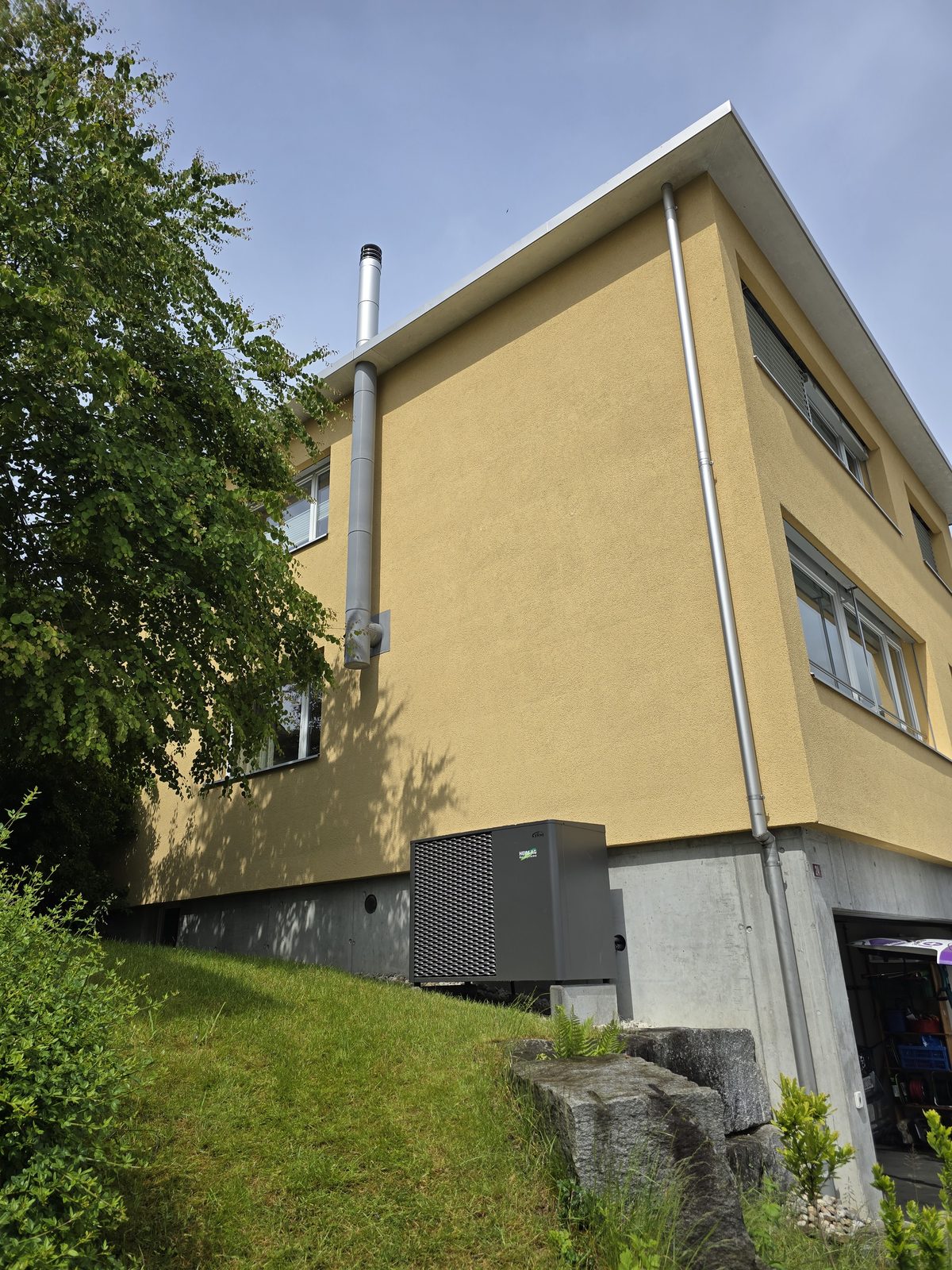 Wärmepumpe Kosten St. Gallen – Technikraum mit Wärmepumpe und Pufferspeicher in einem Einfamilienhaus