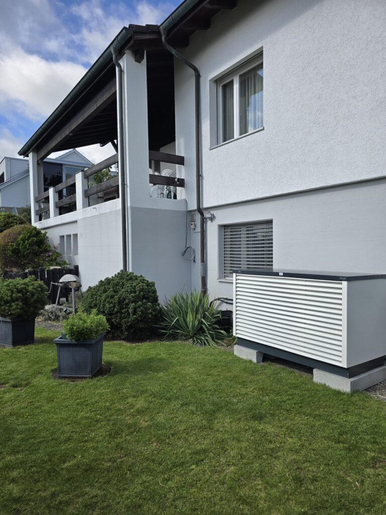Wärmepumpe Lärm Wohnquartier – Aussengerät einer Luft-Wasser-Wärmepumpe in einem dicht bebauten Wohnquartier
