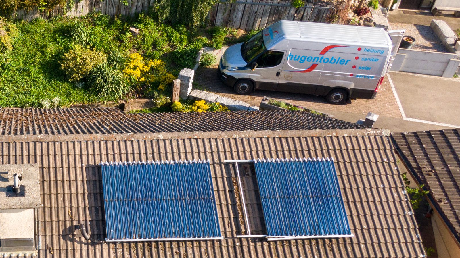 Wärmepumpe Photovoltaik kombinieren – Solaranlage auf dem Dach eines Einfamilienhauses zur Deckung des Strombedarfs der Wärmepumpe