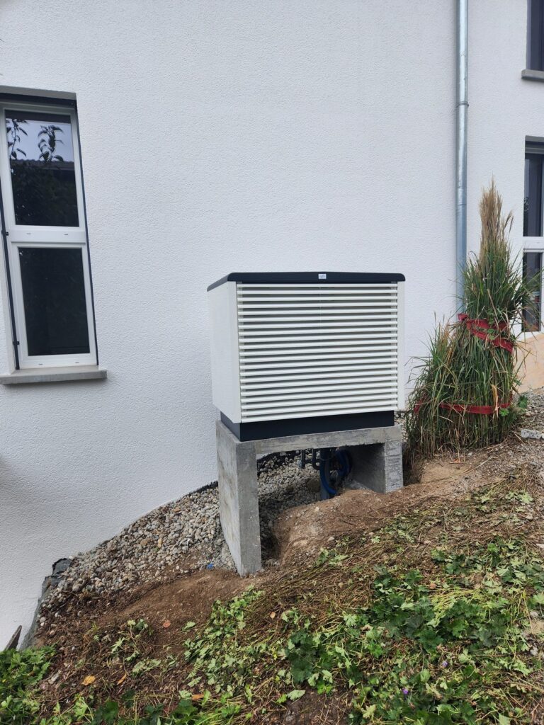 Wärmepumpe Wil SG – von der René Hugentobler AG installierte Luft-Wasser-Wärmepumpe an einem Einfamilienhaus