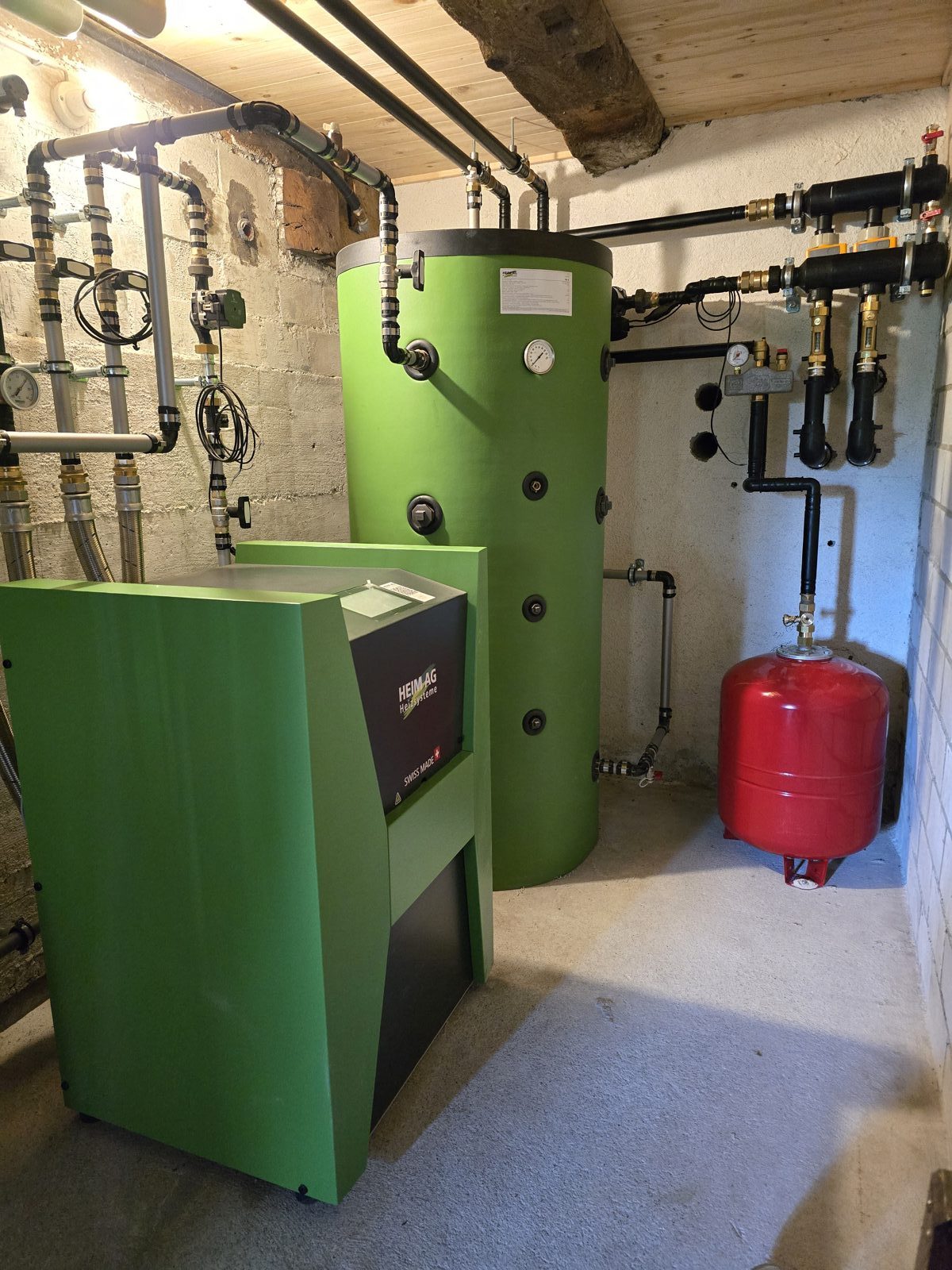 Sole/Wasser-Wärmepumpe mit Pufferspeicher im Heizraum eines Einfamilienhauses