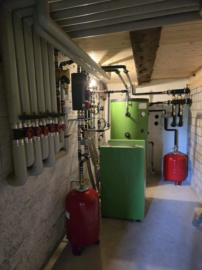 Heizraum in Züberwangen mit Sole/Wasser-Wärmepumpe, Pufferspeicher, Verteiler und Ausdehnungsgefässen
