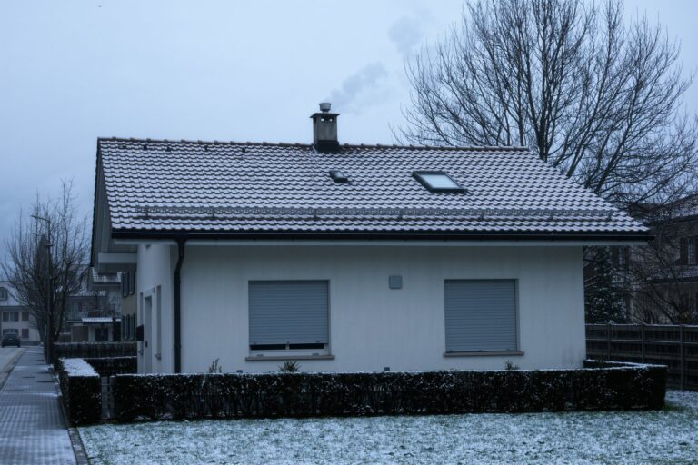 CO2-Gesetz Schweiz Hausbesitzer – Einfamilienhaus mit fossiler Heizung an einem kalten Wintermorgen